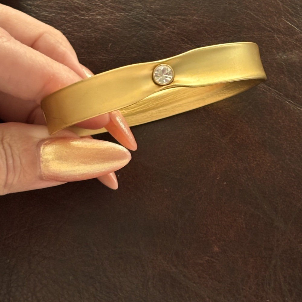 Bracelet matte gold finish with a  crystal